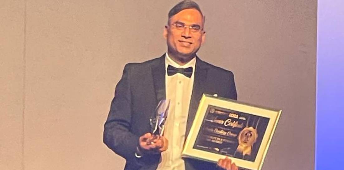 Manoj Gupta taking award