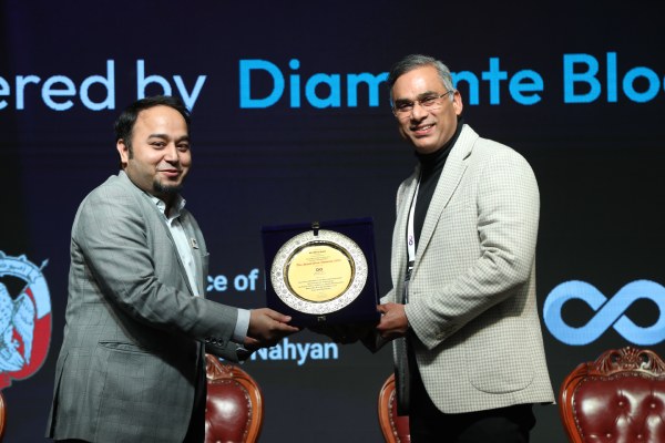 Manoj Gupta being felicitated at Innovation Summit 2024, after his keynote speech on ‘Role of future Technology in Global Sustainability’ 