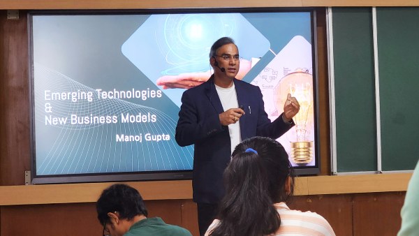 Manoj Gupta at IIT Bombay delivering his keynote speech on ‘Role of Emerging Technologies and New Business models’ 